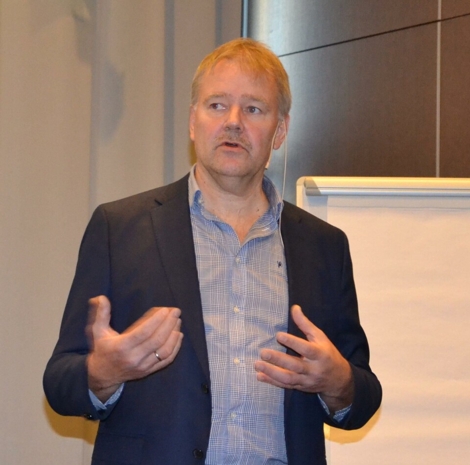 Stig Nilsen, konserndirektør for havbruk i Lerøy Seafood Group sier at de ved 'barnehage-prosjektet' sikrer en optimal start på ørretens liv i sjøen. Foto: Linn Therese Skår Hosteland.