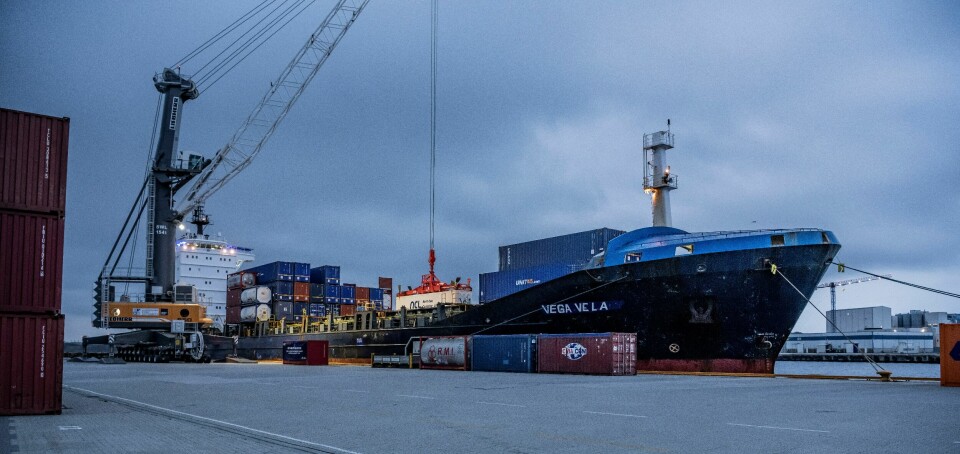 Container blir lasta ombord og skal fraktast frå Vestlandet til London innen 48 timer. Foto - Øyvind Sætre.