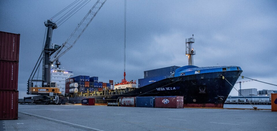 Container blir lasta ombord og skal fraktast frå Vestlandet til London innen 48 timer. Foto - Øyvind Sætre. Container blir lasta ombord og skal fraktast frå Vestlandet til London innen 48 timer. Foto - Øyvind Sætre.