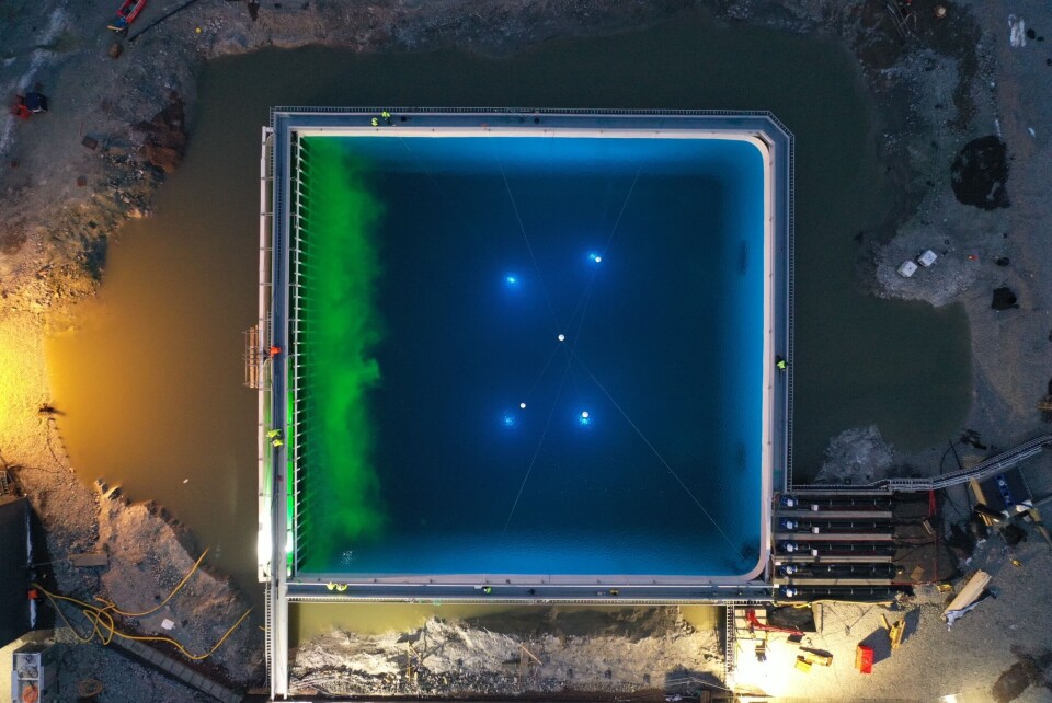 Dronebilde av det første bassenget til Andfjord Salmon. Det viser testing av laminær vannstrøm i bassenget. Foto: Andfjord Salmon Dronebilde av det første bassenget til Andfjord Salmon. Det viser testing av laminær vannstrøm i bassenget. Foto: Andfjord Salmon