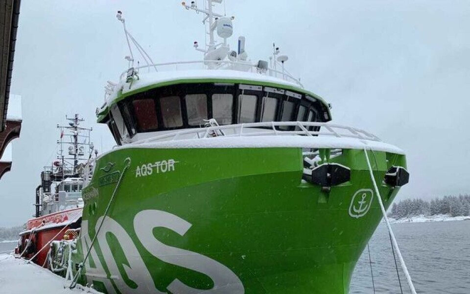 Her ligger servicebåten «Tor» trygt i havn i Florø. Stadt sjøtransport