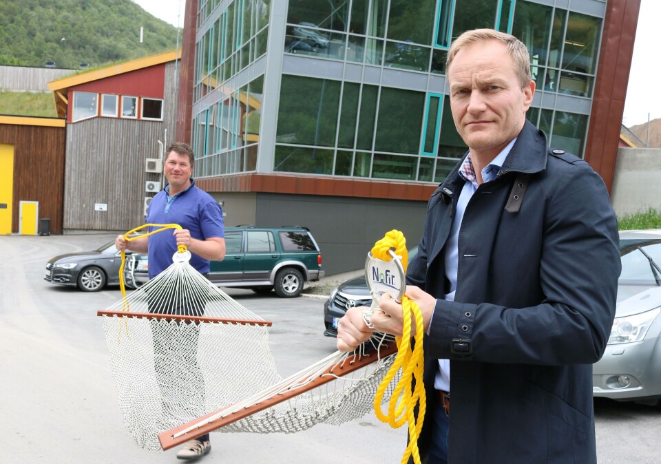 Hengekøyer er en av Nofirs spesialiteter. Ger Wenberg og Øistein Aleksandersen har samarbeidet lenge om å gjenvinne utrangerte oppdrettsnøter. Foto: Designia - Lars Antonsen