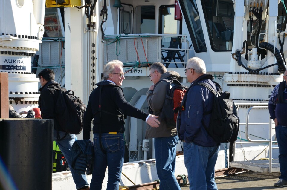 Trond Williksen med flere på Sørburøy før avreise til Havmerden tirsdag. Foto: Kyst.no