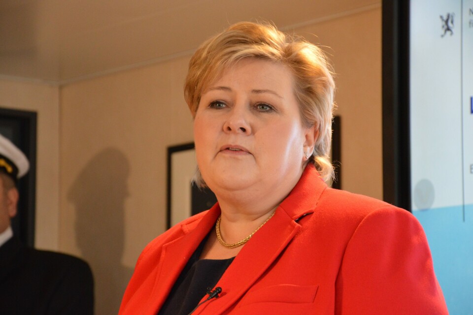 Statisminister Erna Solberg er enig med Ruth Grung (Ap) om at det er for tidlig å trekke beslutninger om lakseskatten. Foto: Andrea Bærland