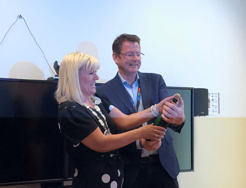 Under den offisielle åpningen av Veterinærinstituttet nye nasjonale senter for digital fiskediagnostikk i Harstad feiret ordfører Kari-Anne Opsal og adm.dir Gaute Lenvik med alkoholfrie bobler. Foto: Mari Press, Veterinærinstituttet.