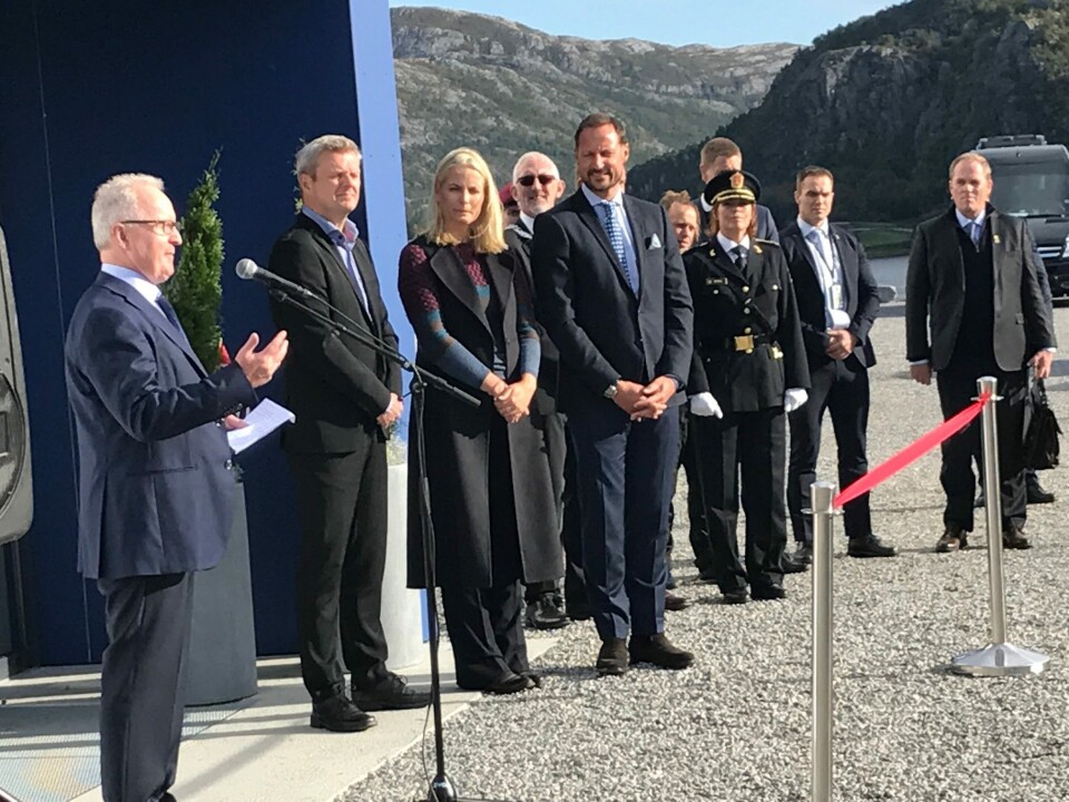Per Anton Løfsnes (t.v) og Espen Ledang ønsker Kronprinsparet velkommen til Havbruksparken Midt-Norge i Flatanger. Foto: Havbruksparken Midt-Norge/KOMENT.