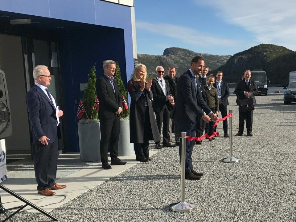 HKH Kronprins Haakon klippet snoren til stor tilfredshet for Per Anton Løfsnes (t.v), Espen Ledang og HKH Kronprinsesse Mette-Marit. Foto: Havbruksparken Midt-Norge.