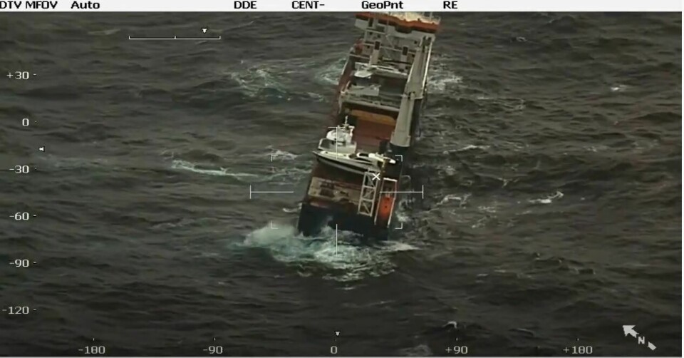 På bildet kan man se at den nye båten til AQS er borte fra det havarerte fartøyet «Eemslift Hendrika». Foto: Kystverket