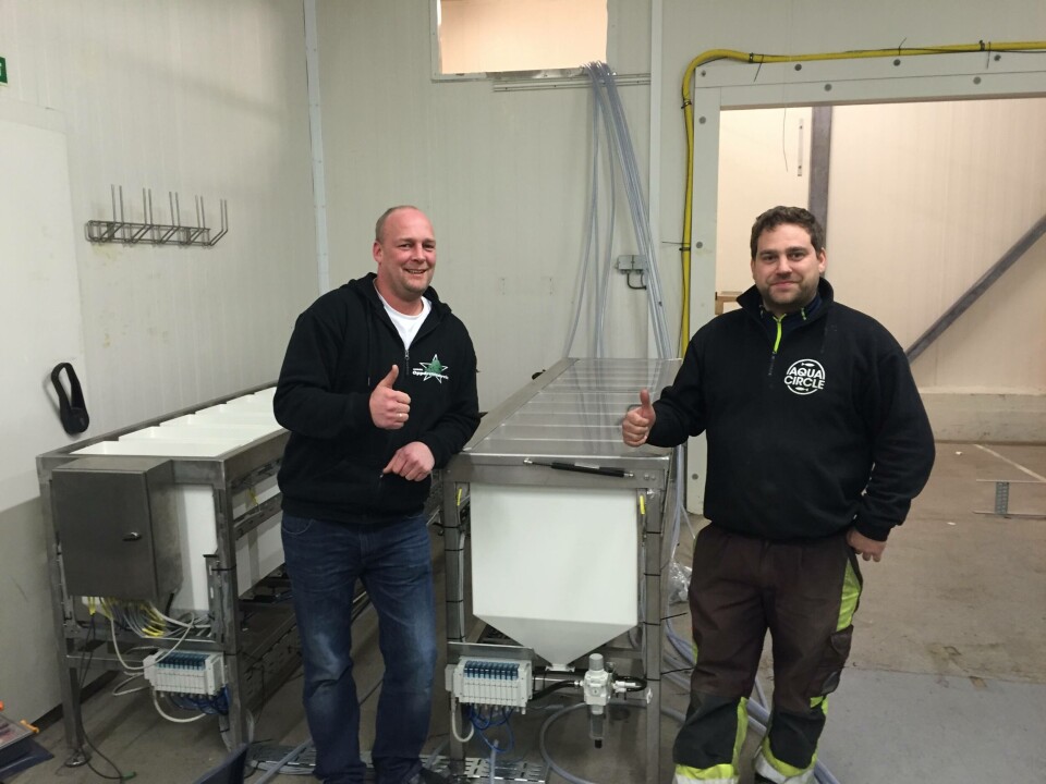 Andreas Lindhom i Norsk Oppdrettservice og Jonny Møgster i Aqua Circle var godt fornøyde med å få på plass det nye fôringsanlegget til lusespiseren tidligere i år. Foto: Tor Espen Skoglund.