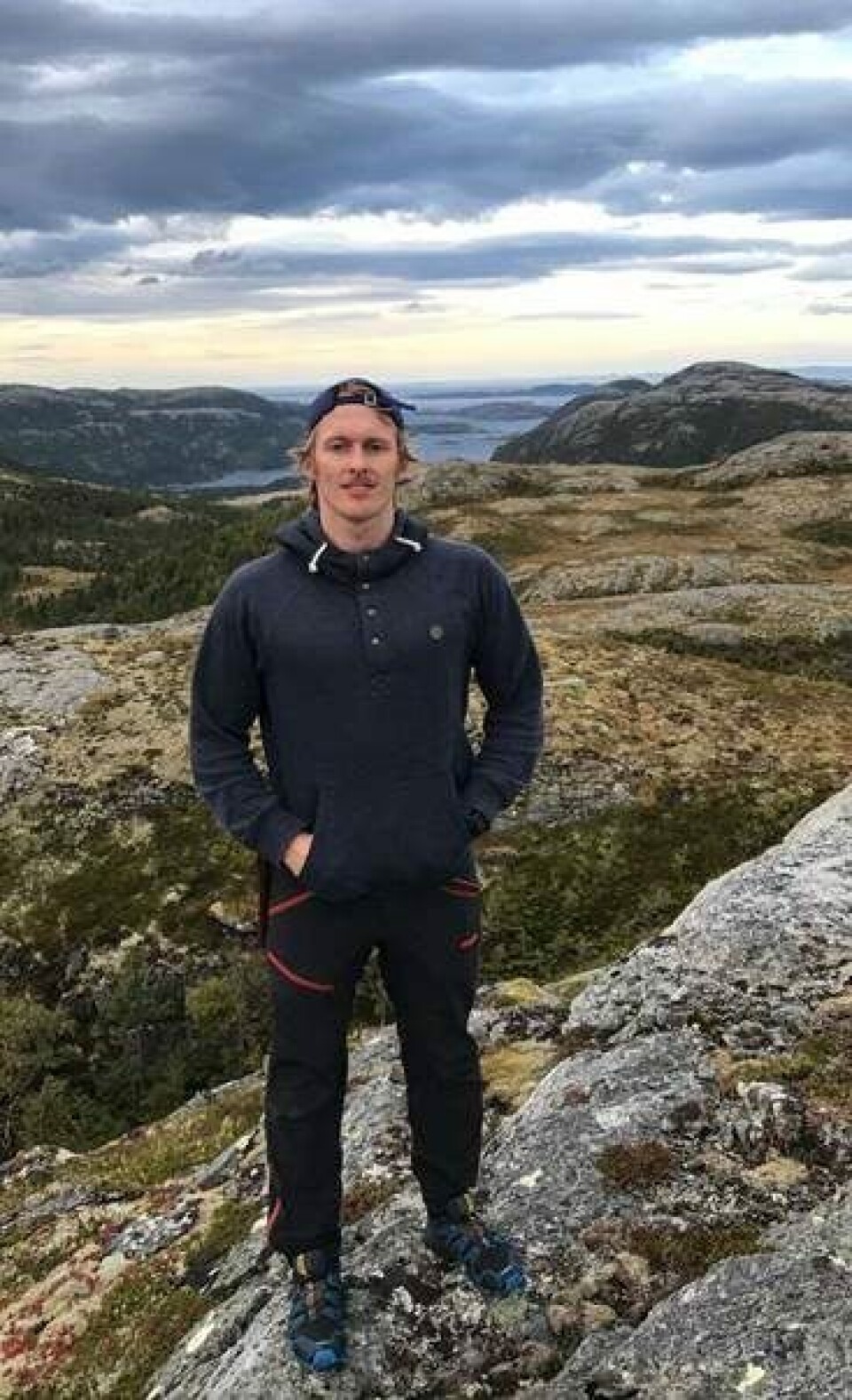 Ph.d.-kandidat Fredrik Staven kommer opprinnelig fra Flatanger, og ser fram til å jobbe næringsrettet med forskning i heimkommunen. Staven er utdannet marinbiolog med fokus på evolusjonærbiologi hos rensefisk. Bildet fra Flatangers med skjærgården i bakgrunnen. Foto: Aqua Kompetanse.