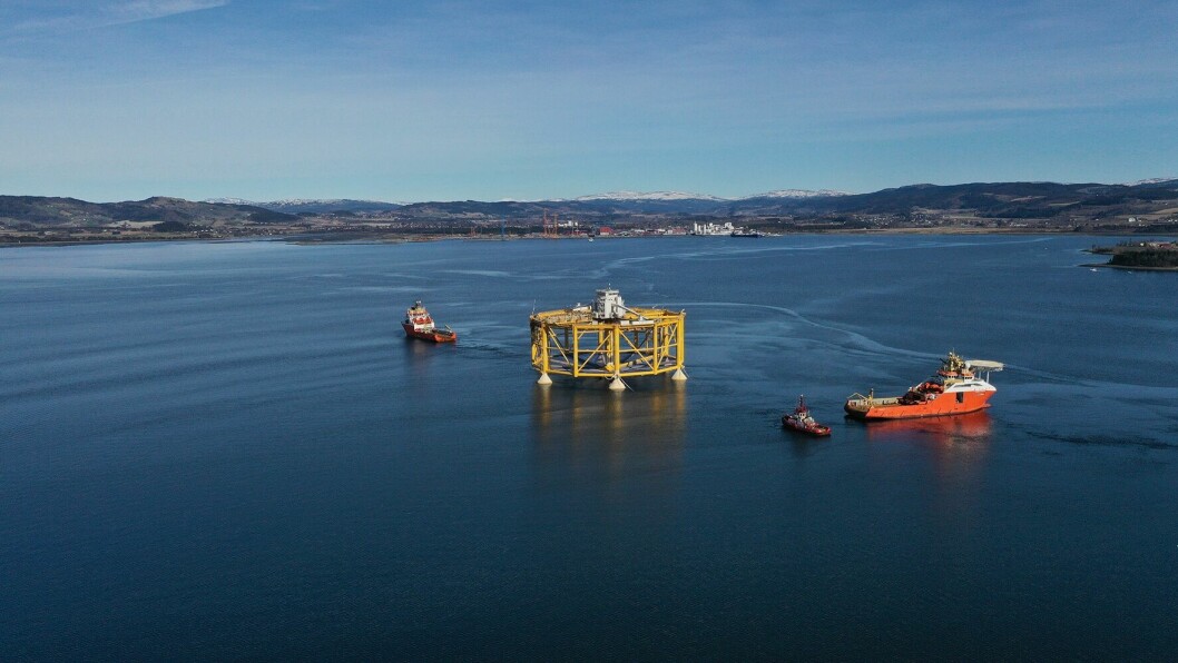 SalMars Aker Oceans Havmerd er nå på plass hos Aker Solutions Verdal for oppgradering, hvor den skal være et års tid. Her ser du den slepes på vei til verftet som man kan skimte i bakgrunnen. Foto: Aker Solutions Verdal