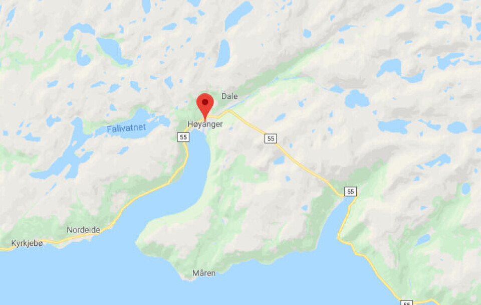 Fiskeridirektoratet har mottatt en rekke tips om til dels store fangster av rømt laks i Høyanger, som kan knyttes til rømmingen på Brekke. Skjermdump: Google Maps.