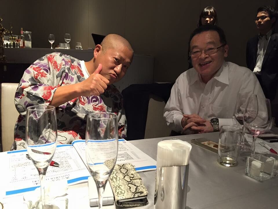 Hoveddommer Kazato-san (t.h) annonserte at 'svart-belte' i sushi kommer som neste prosjekt i fremme av sushikvalitet med god hygiene og eksellent håndtverk. Foto Norges Sjømatråd. Hoveddommer Kazato-san (t.h) annonserte at 'svart-belte' i sushi kommer som neste prosjekt i fremme av sushikvalitet med god hygiene og eksellent håndtverk. Foto Norges Sjømatråd.