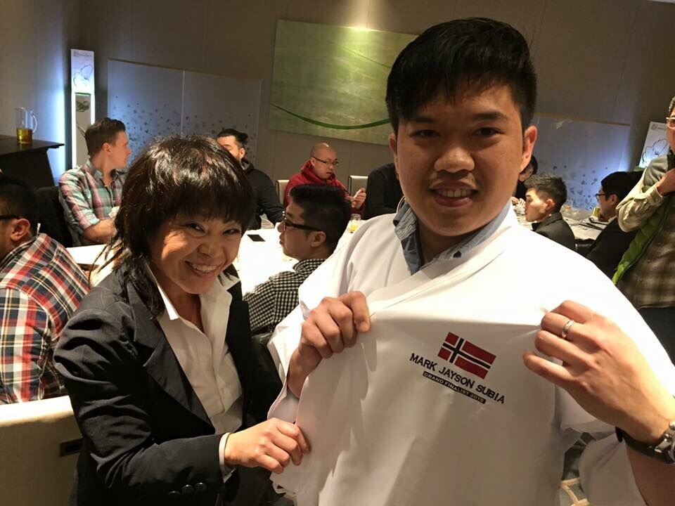 Global Sushi Challenges prosjektleder Mika Tomiyama har æren av å dele ut konkurranseuniformene. Foto: Norges Sjømatråd. Global Sushi Challenges prosjektleder Mika Tomiyama har æren av å dele ut konkurranseuniformene. Foto: Norges Sjømatråd.