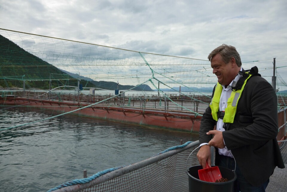 Det var god stemmning på merdkanten da fiskeriministeren Nesvik besøkte Eide Fjodbruk. Foto: Margarita Savinova.