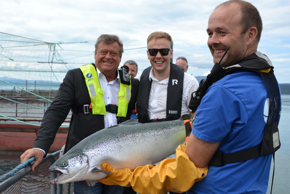 Fiskeriminister Harald T. Nesvik var imponert over kvaliteten og god påvekst på laksen hos Eide Fjordbruk. Her sammen med (f.v.) daglig leder Sondre Eide og driftsleder Trygve Samnøy. Se et stort bildegalleri av hele besøket nede i saken. Foto: Margarita Savinova. Fiskeriminister Harald T. Nesvik var imponert over kvaliteten og god påvekst på laksen hos Eide Fjordbruk. Her sammen med (f.v.) daglig leder Sondre Eide og driftsleder Trygve Samnøy. Se et stort bildegalleri av hele besøket nede i saken. Foto: Margarita Savinova.