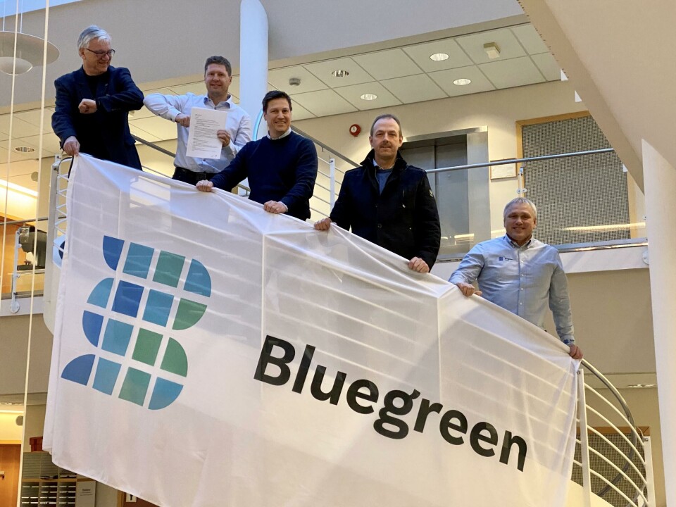 Signering av kontrakt. Fra venstre: Hallgeir Kjeldal (ordfører), Nils-Johan Tufte, Geir Andresen, Torstein Dahl (vara-ordfører), Elg R. Thunes. Foto: Bluegreen. Signering av kontrakt. Fra venstre: Hallgeir Kjeldal (ordfører), Nils-Johan Tufte, Geir Andresen, Torstein Dahl (vara-ordfører), Elg R. Thunes. Foto: Bluegreen.