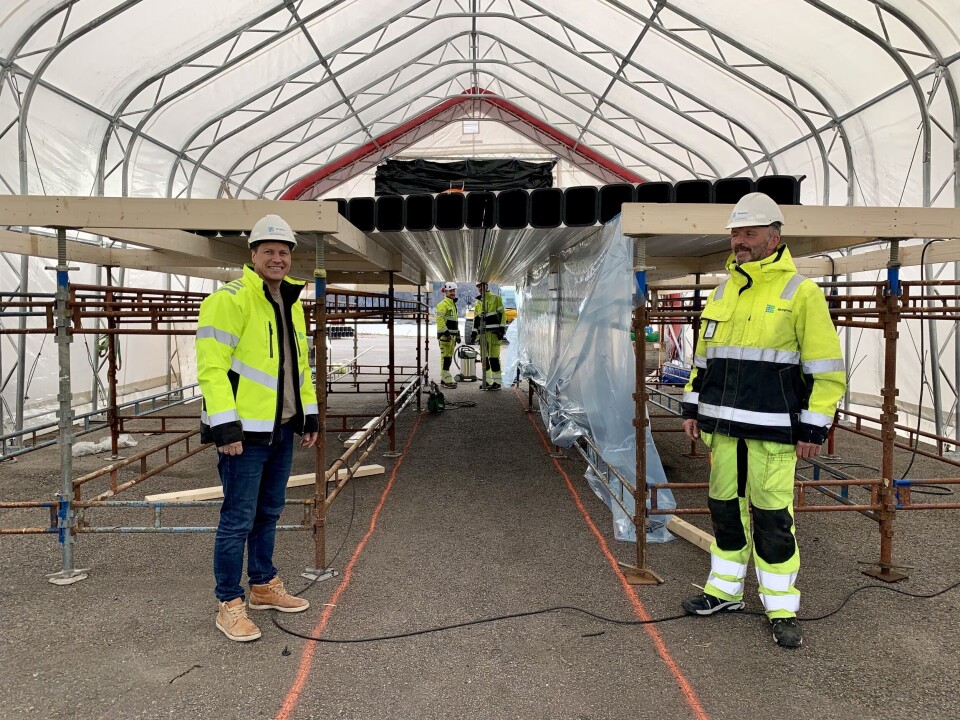 Nyetablerte Bluegreen vant kontrakt om bygging av ny FishGLOBE. Her ser du litt sveising av det som skal bli den nye FishGlobe. F.v: Geir Andresen, Odd Rune Braastad. Foto: Bluegreen. Nyetablerte Bluegreen vant kontrakt om bygging av ny FishGLOBE. Her ser du litt sveising av det som skal bli den nye FishGlobe. F.v: Geir Andresen, Odd Rune Braastad. Foto: Bluegreen.