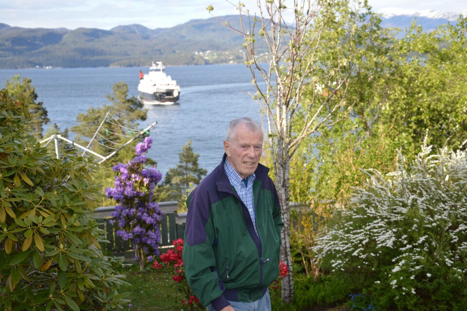 Olav Hanssen nøt sin pensjonisttilværelse fra sitt hus på Hatlestrand i Kvinnherad kommune. Klikk for større. Foto: Therese Soltveit.