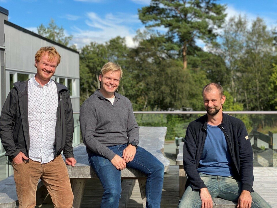 Frå venstre Geir Ingolf Strand, Kjell-Torodd Fitjar Bremskau og Eirik Østerhaug utenfor Atheno sine lokaler hvor Alde Akva har kontor. Foto: Alde Akva