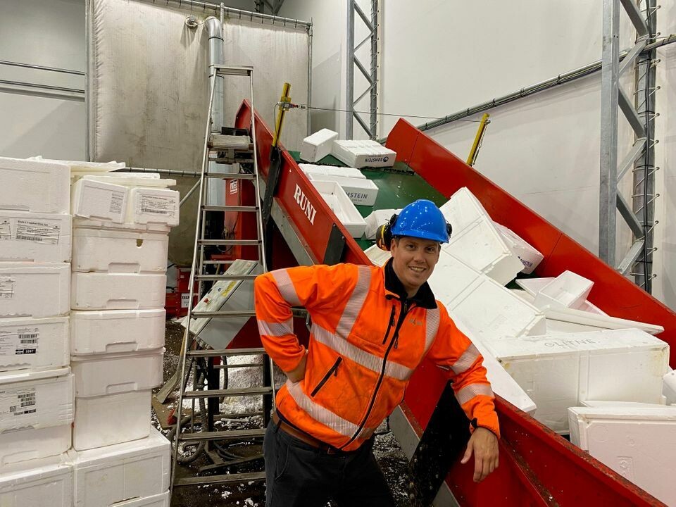 Driftsleder ved Ragn-Sells Bergen, Tomas Nesse, viser frem komprimatoren som sørger for at gamle fiskekasser av isopor får nytt liv. Foto: Ragn-Sells