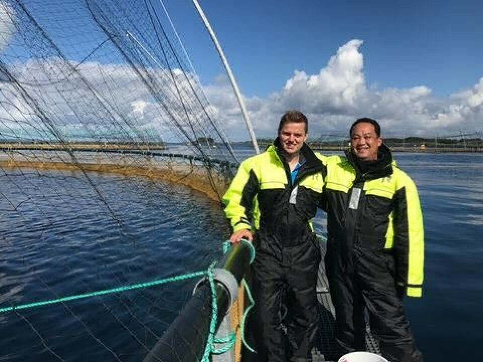 Sebastian Ludvigsen sammen med kinesisk importør. Foto: Hardanger Akvasenter.