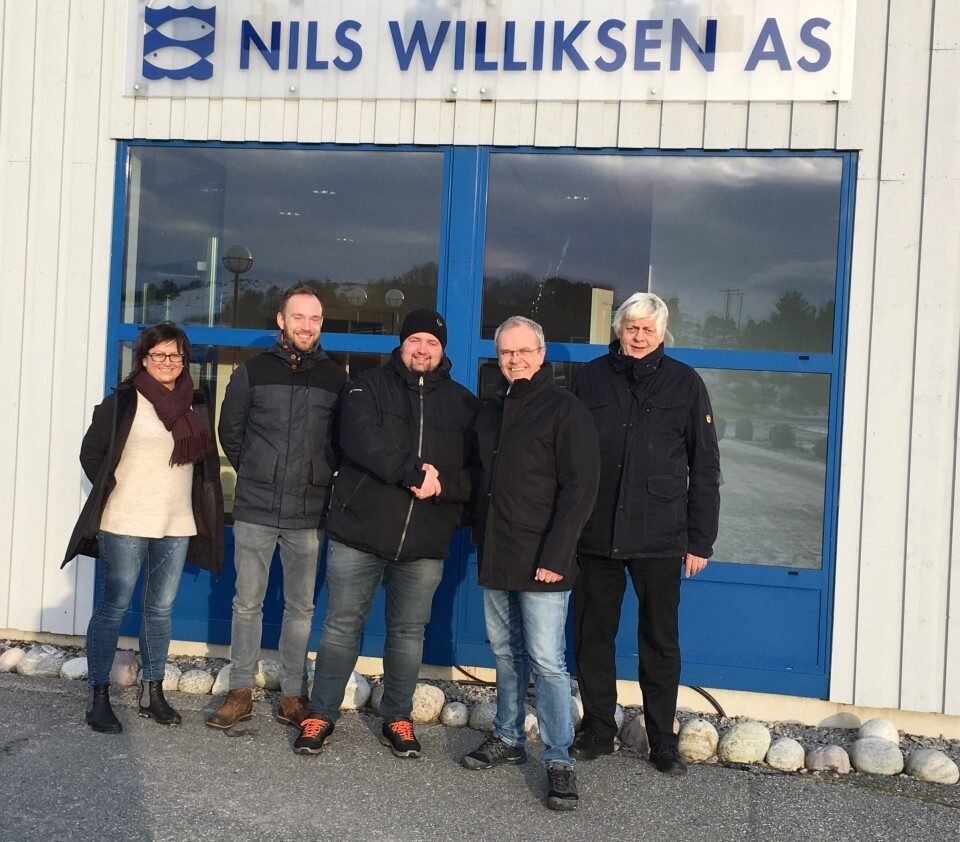 Representanter fra både Nils Williksen AS og Baader er glade for å få realisert det nye lakseslakteriet i Rørvik.(F.v) Marit Kallestad, kvalitetsleder Nils Williksen AS, Ståle Ramstad, Fabrikksjef og prosjektleder Nils Williksen AS, Nils Andre Williksen, Deputy CEO Nils Williksen AS, Kjell Arthur Lind-Olsen, salg Baader Norge AS, Ulf Jacobsen, salg Baader Lübeck (NML) Representanter fra både Nils Williksen AS og Baader er glade for å få realisert det nye lakseslakteriet i Rørvik.(F.v) Marit Kallestad, kvalitetsleder Nils Williksen AS, Ståle Ramstad, Fabrikksjef og prosjektleder Nils Williksen AS, Nils Andre Williksen, Deputy CEO Nils Williksen AS, Kjell Arthur Lind-Olsen, salg Baader Norge AS, Ulf Jacobsen, salg Baader Lübeck (NML)