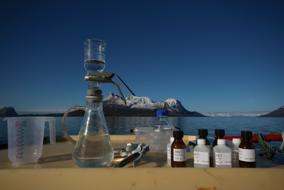 Nordfoldfjorden er en av fjordene som er grundig undersøkt. Her filtreres sjøvann for å skille ut biomasse som skal undersøkes. Resultatene er svært gode