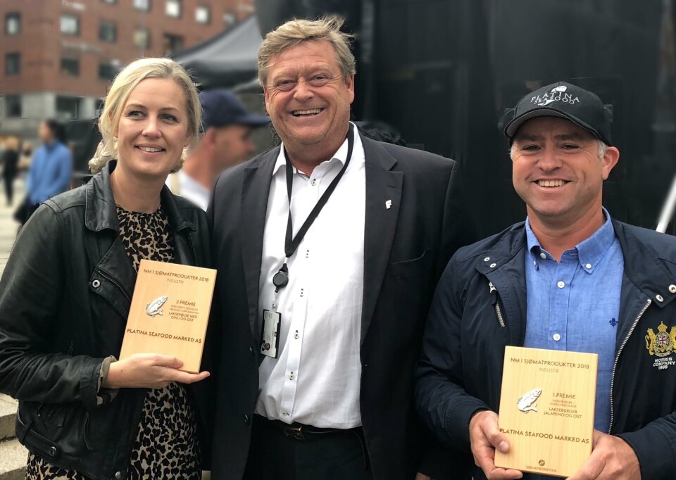 Fiskeriminister Harald Tom Nesvik delte ut pris i NM for sjømatprodukter under Matstreif i Oslo. Her sammen med vinnerne. Foto: Platina Seafood Marked AS.