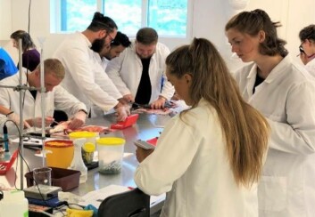 Masterstudenter undersøker laks i RAS anleggets disseksjonslaboratorium. Foto: Turid Mørkøre/NMBU 