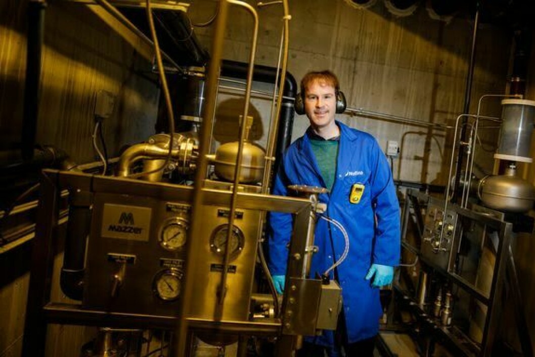Kevin Stiller er førsteforfatter på en publikasjon der grenseverdien til ozon i brakkvann defineres. Her er han i kontrollrommet til Nofima sitt RAS-senter på Sunndalsøra. Foto: Terje Aamodt/Nofima.