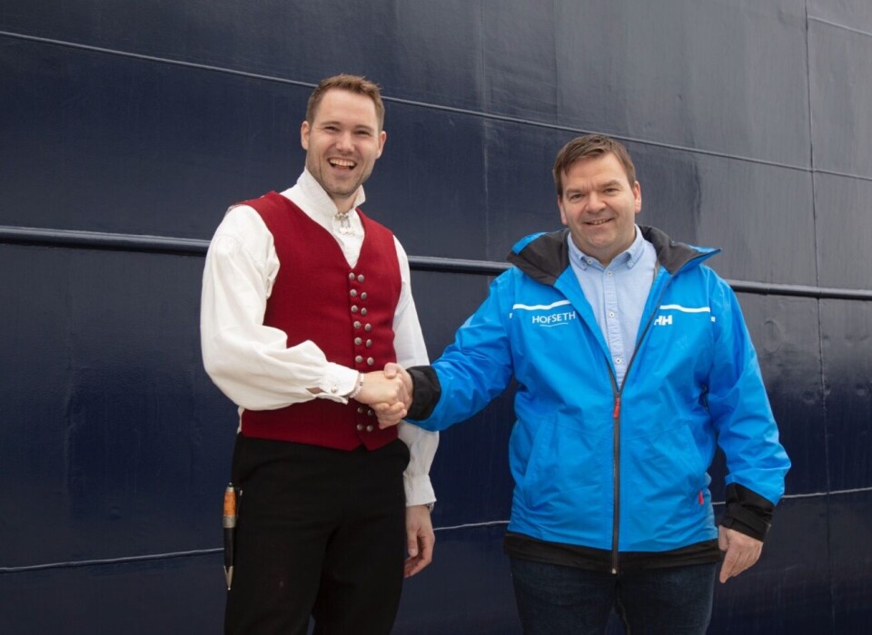 Lørdag hadde Sølvtrans dåp for søsterskipet til Ronja Azul. En festkledd Robin Halsebakk, daglig leder i Sølvtrans, kunne og feire kontrakt med Hofseth Aqua og Roger Hofseth. Lederne mener den nye avtalen er god for både Hofseth og Sølvtrans. Foto Hofseth. Lørdag hadde Sølvtrans dåp for søsterskipet til Ronja Azul. En festkledd Robin Halsebakk, daglig leder i Sølvtrans, kunne og feire kontrakt med Hofseth Aqua og Roger Hofseth. Lederne mener den nye avtalen er god for både Hofseth og Sølvtrans. Foto Hofseth.