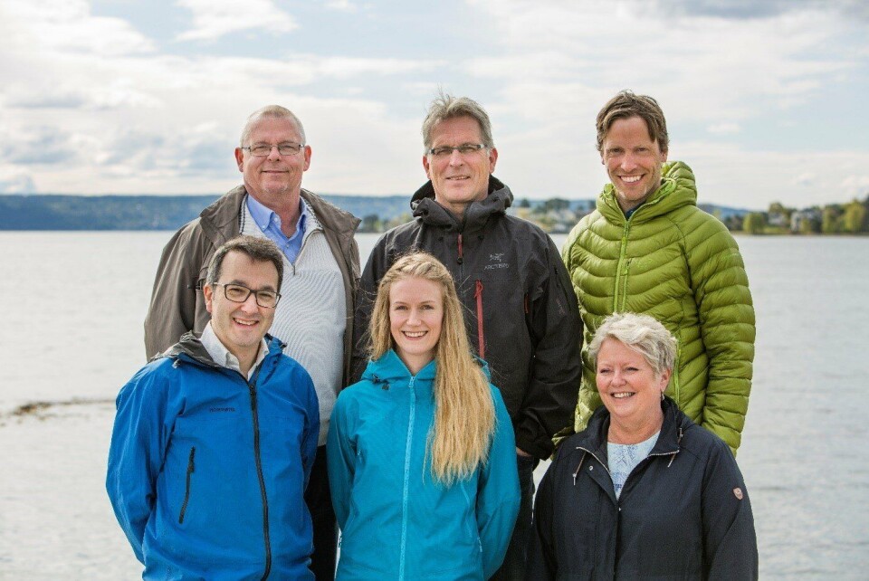 Elancos team mot lakselus og PD. Bak fra v: Ragnar Thorarinsson, Paul Nergård og Martin Næs. Foran fra v: Antonio Ramiro, Elisabeth Nordaune og Maj Britt Amador. Dag Vollstad var ikke tilstede da bildet ble tatt.