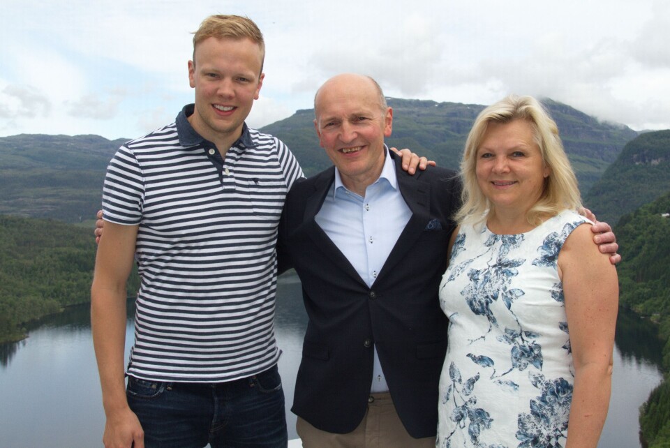 Randi og Knut Frode Eide saman med sonen Sondre - med Skogseidvatnet og Hardangerfjorden i bakgrunnen. Foto: Eide Fjordbruk. Randi og Knut Frode Eide saman med sonen Sondre - med Skogseidvatnet og Hardangerfjorden i bakgrunnen. Foto: Eide Fjordbruk.