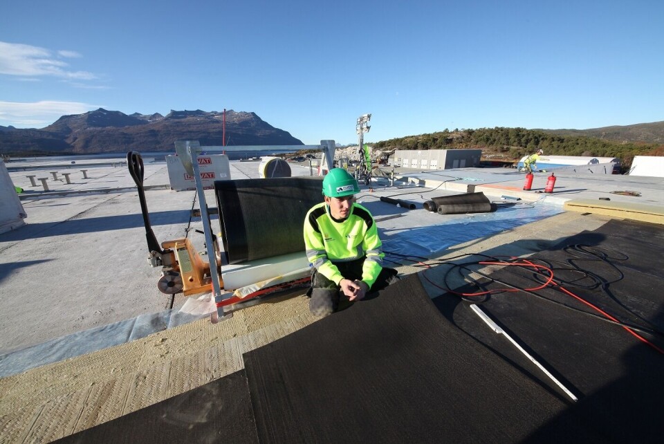 Taktekkerne er godt i gang med å legge på 14 500 m² tak-løsninger på det nye anlegget. Foto:Nordlaks Smolt.
