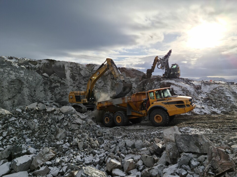 Arbeid har pågått for fullt på lille Indre Rosøy. Foto: Gigante Salmon.