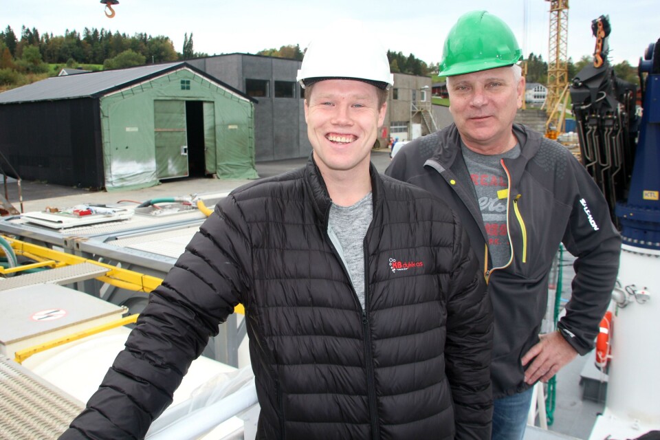 Teknologi og kunnskap på plass: Rune Berthelsen fra Chemco sørger for de siste tilpasninger før «KB Namdal» forlater Kolvereid. Matros Erlend Strand Hestmo har solid erfaring fra H2O2-operasjoner langs store deler av kysten, og er den som skal sørge for presisjon og effektivitet i avlusningsarbeidet. Foto: KB Dykk AS.