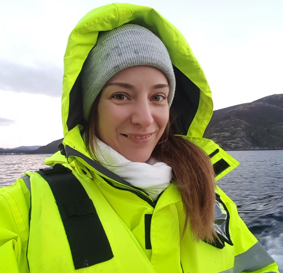 Susanna Lybæk i Dyrevernalliansen mener næringen er blitt bedre innen fiskevelferd. Men påpeker det enda er en vei å gå og oppdretterne må få økt forståelse for dyrevelferd. Foto: Dyrevernalliansen.
