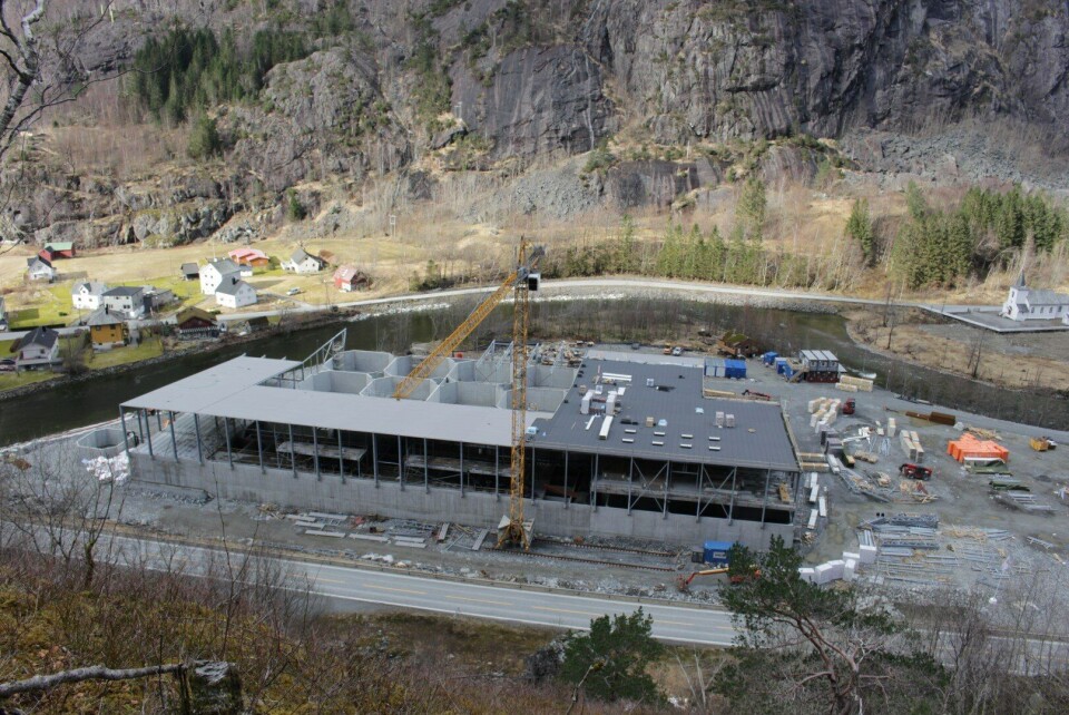 Byggingen av smoltanlegget på Fjæra er kommet godt i gang. Foto: Marine Harvest/Bjarte Sævereid.