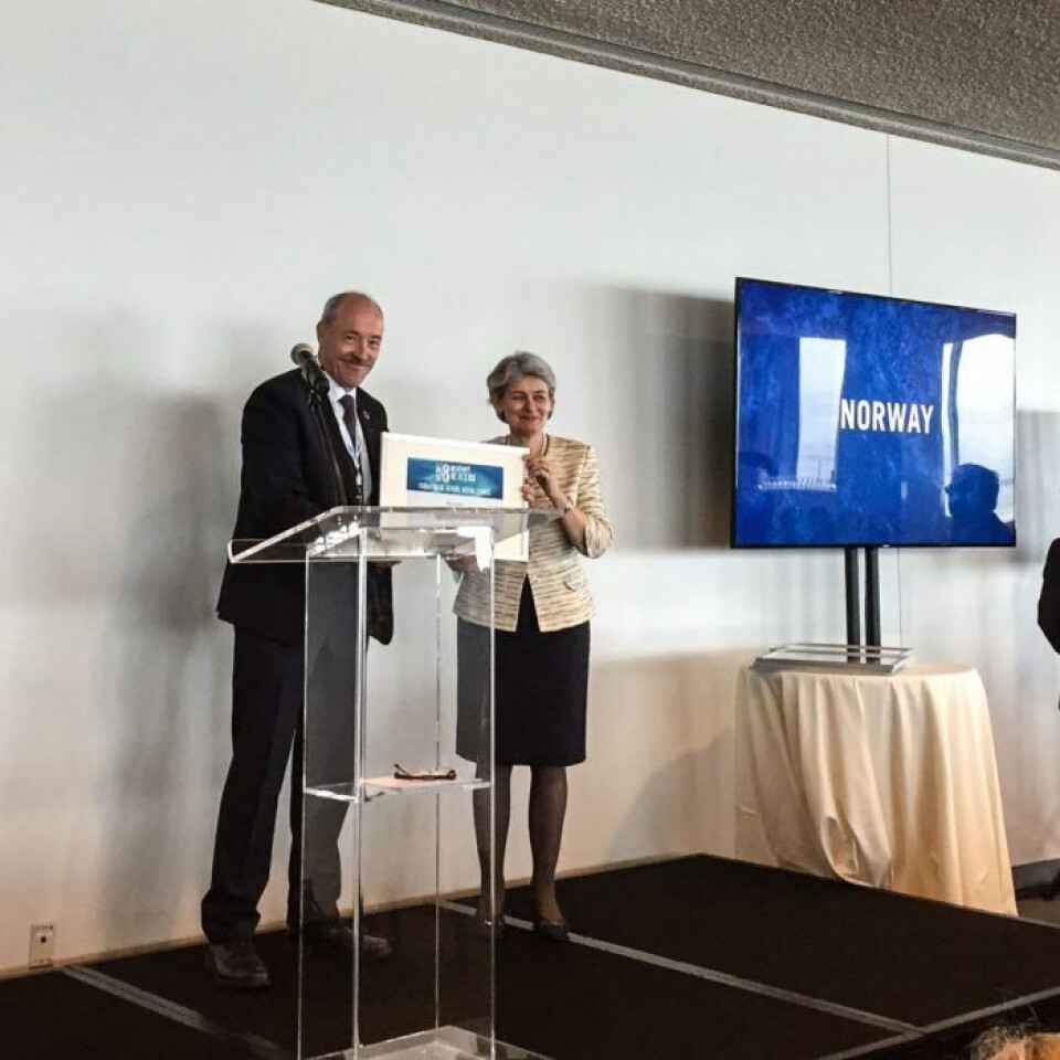 UNESCOs generaldirektør Irina Bokova delte ut prisen som NIFES-direktør Ole Arve Misund tok imot på vegne av Norge. Foto: Erik Olsen/Havforskningsinstituttet.