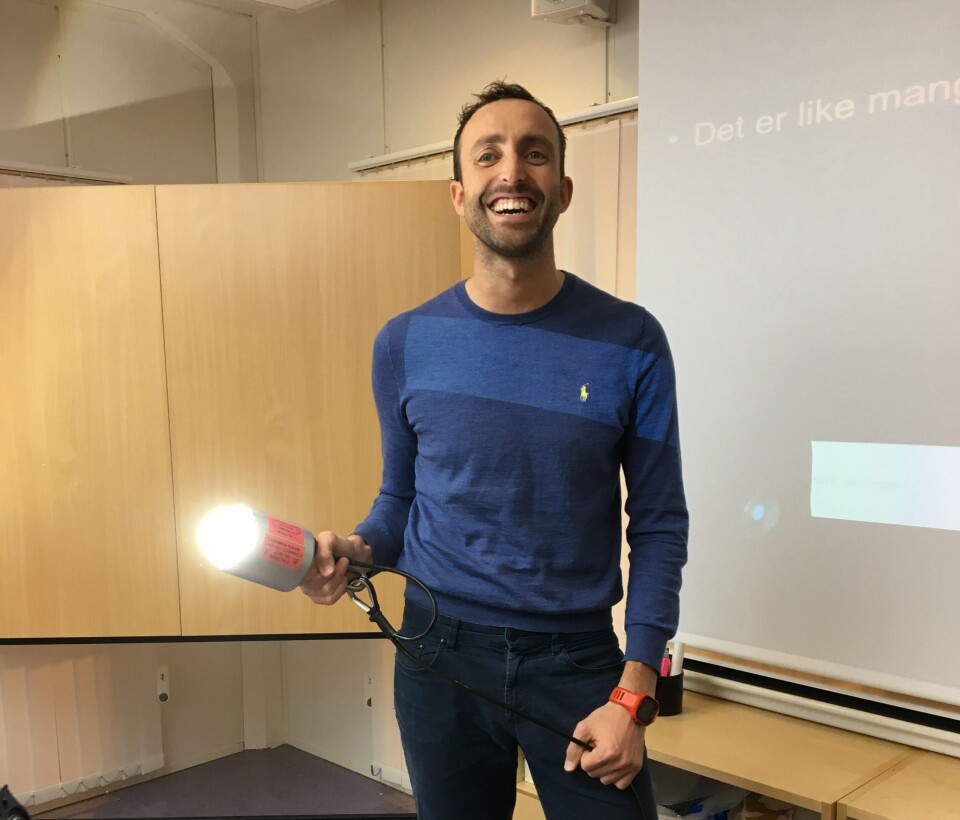 Torbjørn Johnsen fra Ahlsell med LED-lys. Foto: Ahlsell.