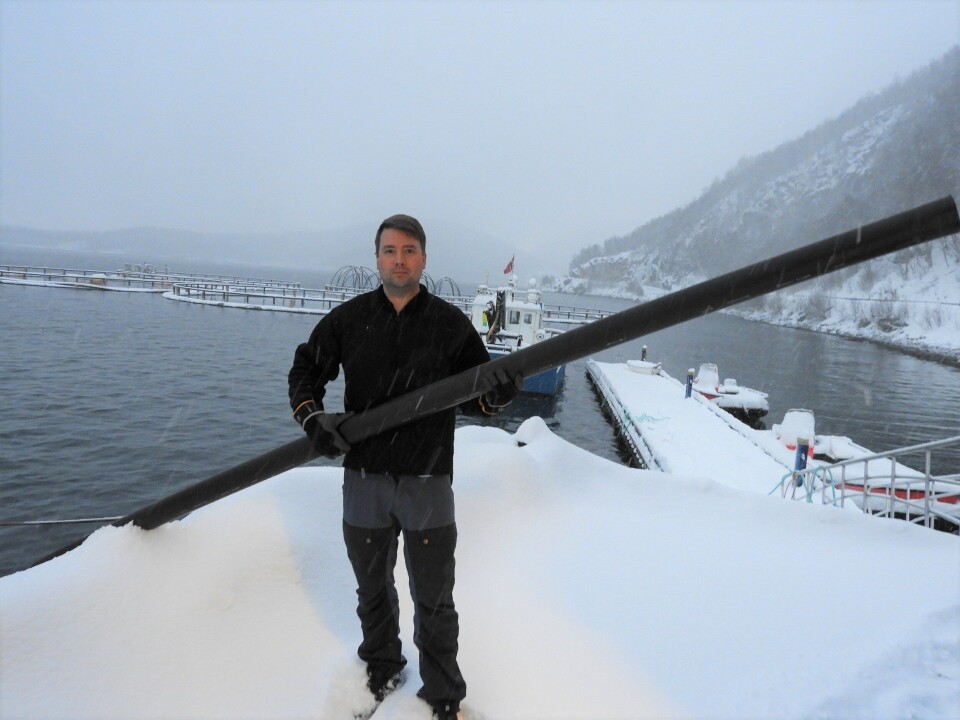Driftsleder Lars Stian Johansen leder arbeidet med gjenvinning og bruk av nye plastslanger i Edelfarm. Foto: Sverre Breivik. Driftsleder Lars Stian Johansen leder arbeidet med gjenvinning og bruk av nye plastslanger i Edelfarm. Foto: Sverre Breivik.