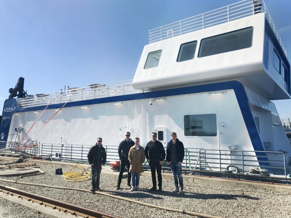Nova Forflåte med ansatte i Edelfarm. Fra venstre Jan-Krister Hjemaas, Jostein Haugen, Jan-Robert Øksheim, Lars Stian Johansen, Øyvind Bjørknes. Foto: Steinsvik.