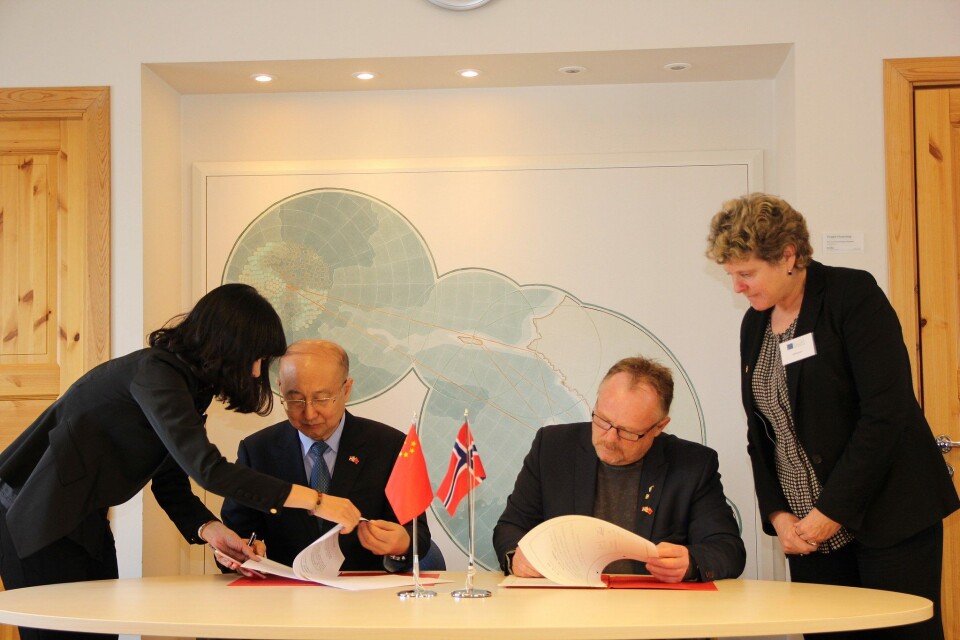 Undertegnelse av avtalen mellom Kina og Norge. Foto: Halvard Wensel/NFD.