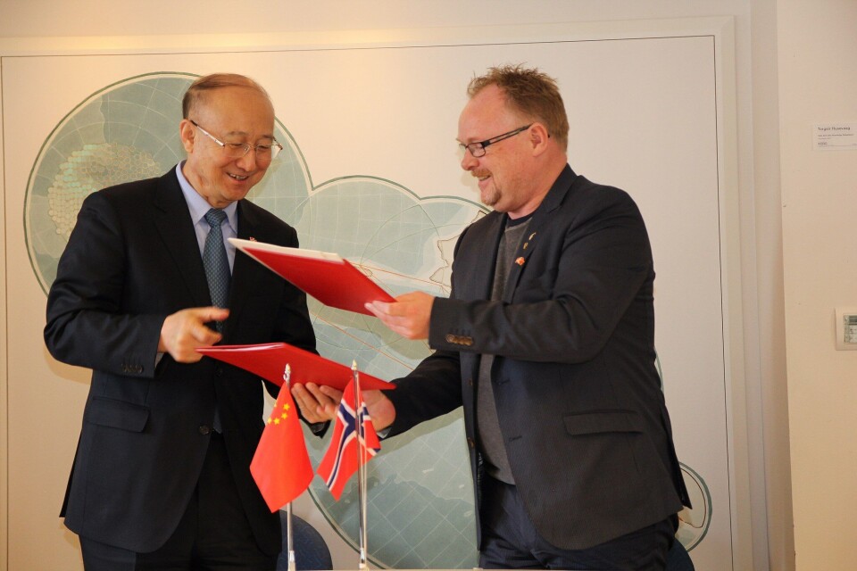 Fiskeriminister Per Sandberg signerte idag under en avtale med Shuping Zhi, ministeren for Kinas veterinærmyndigheter, gjeldende import og eksport av matvarer. Foto: Halvard Wensel/NFD.