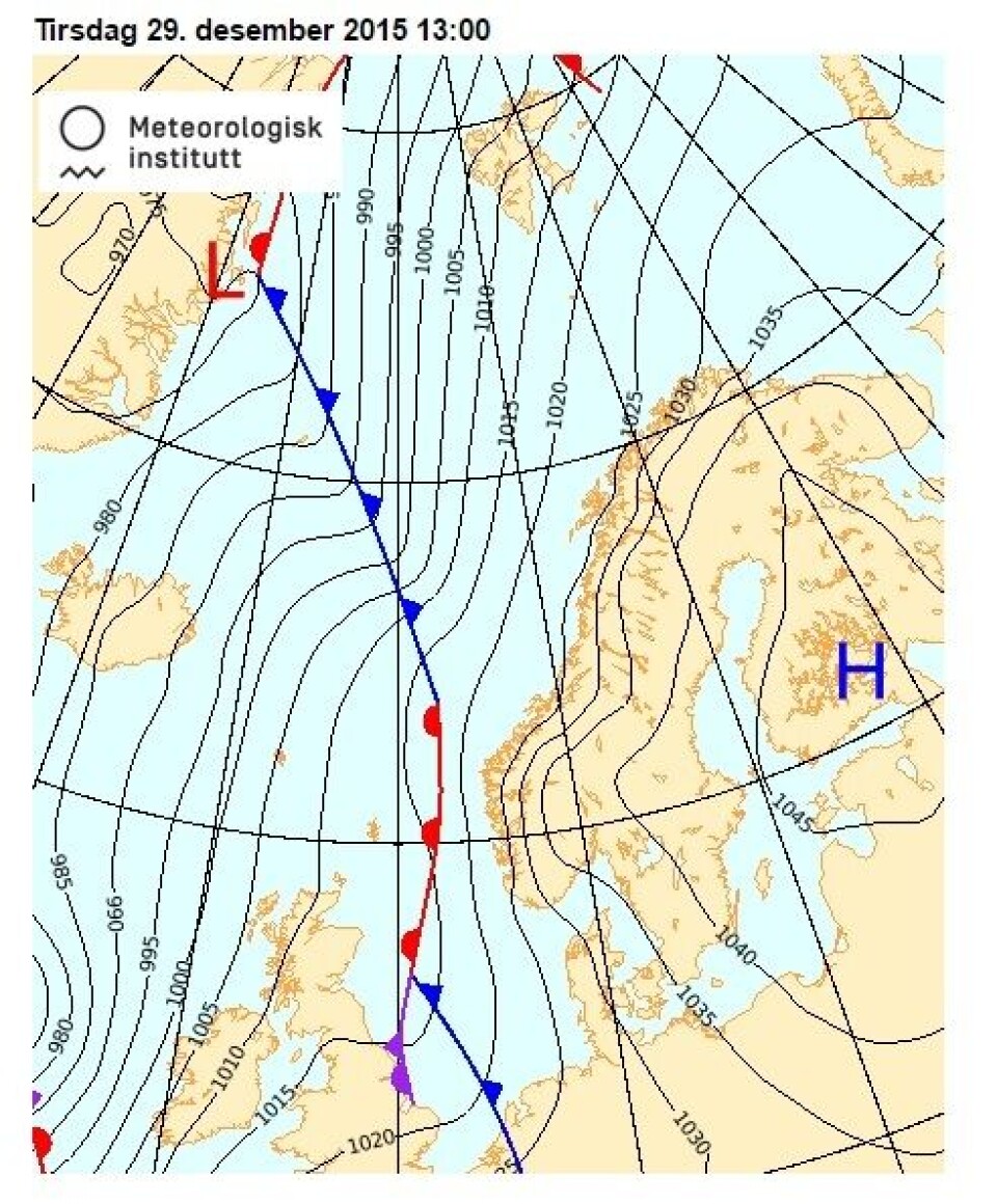 Værprognosen viser at det tirsdag kommer inn en varmfront mot Vestlandet. Illustrasjon Meteorologisk Institutt.