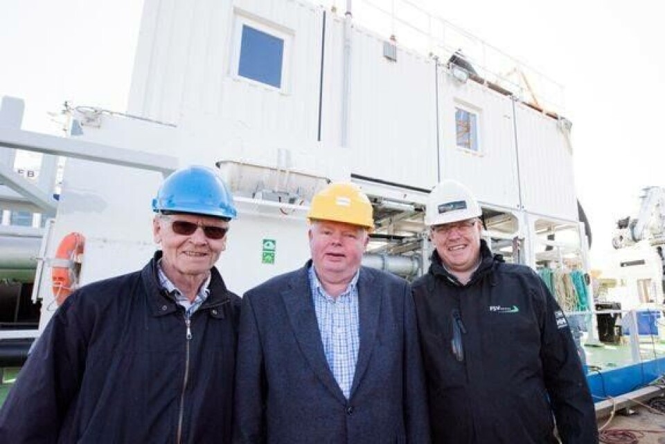 Kristian Lillerud (f.v.) i Flatsetsund Engineering, Arne Geirulv i Russian Aquaculture og Endre Brekstad i FSV Group foran Enabler One som snart slepes til Murmansk. Foto: Flatsetsund Engineering