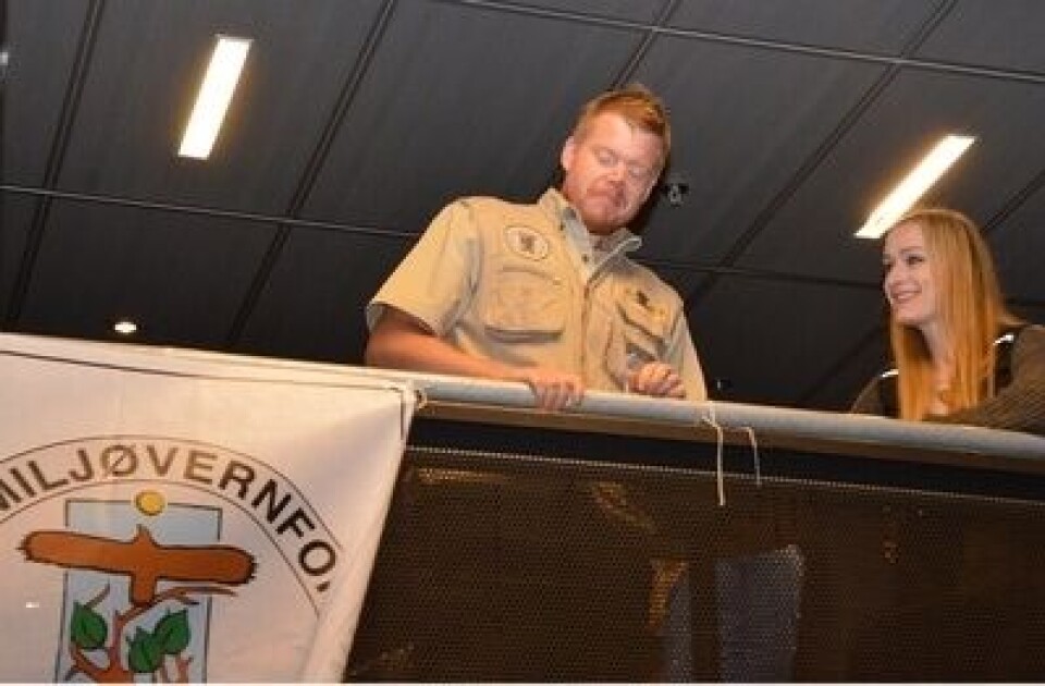 Oddekalv fikk hjelp av sønnen, Ruben til å henge opp banneret under møtet. Her sammen med Diane Berbain i De Grønne. Foto: Øyvind Sjøthun Røen