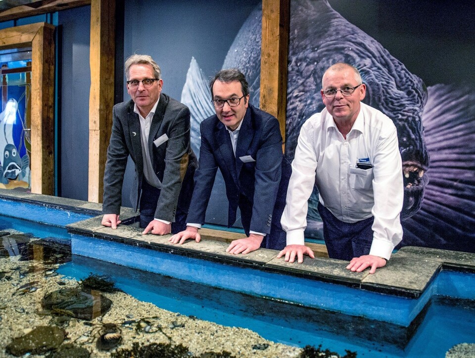 Paul Negård, Antonio Ramiro og Ragnar Thorarinsson i Elanco er fornøyd etter lanseringen på Akvariet i Bergen.Foto: Elanco