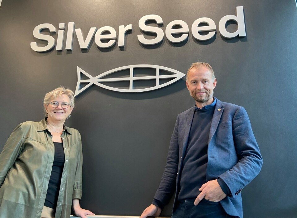 Avbildet er en stolt daglig leder Aino Helene Ellingsen sammen med prosjektleder Andres Thyri fra Artec Aqua. Foto: Ellingsen Seafood.